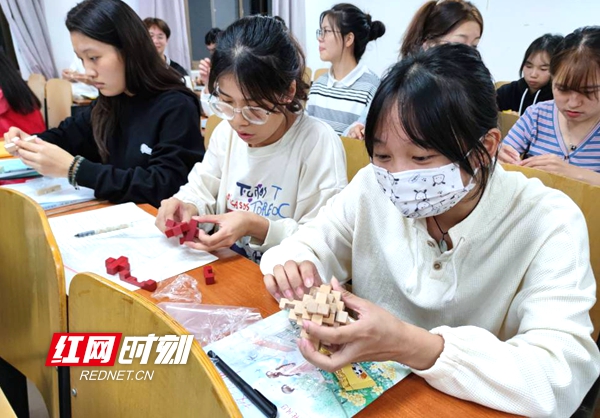 3 在志愿者的指导下,拆解和组装鲁班锁.jpg