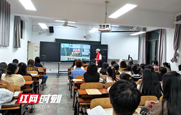 1 中国科协“翱翔之翼”科技志愿者服务项目团队下班级开展千人装配式建筑科普宣传活动.jpg