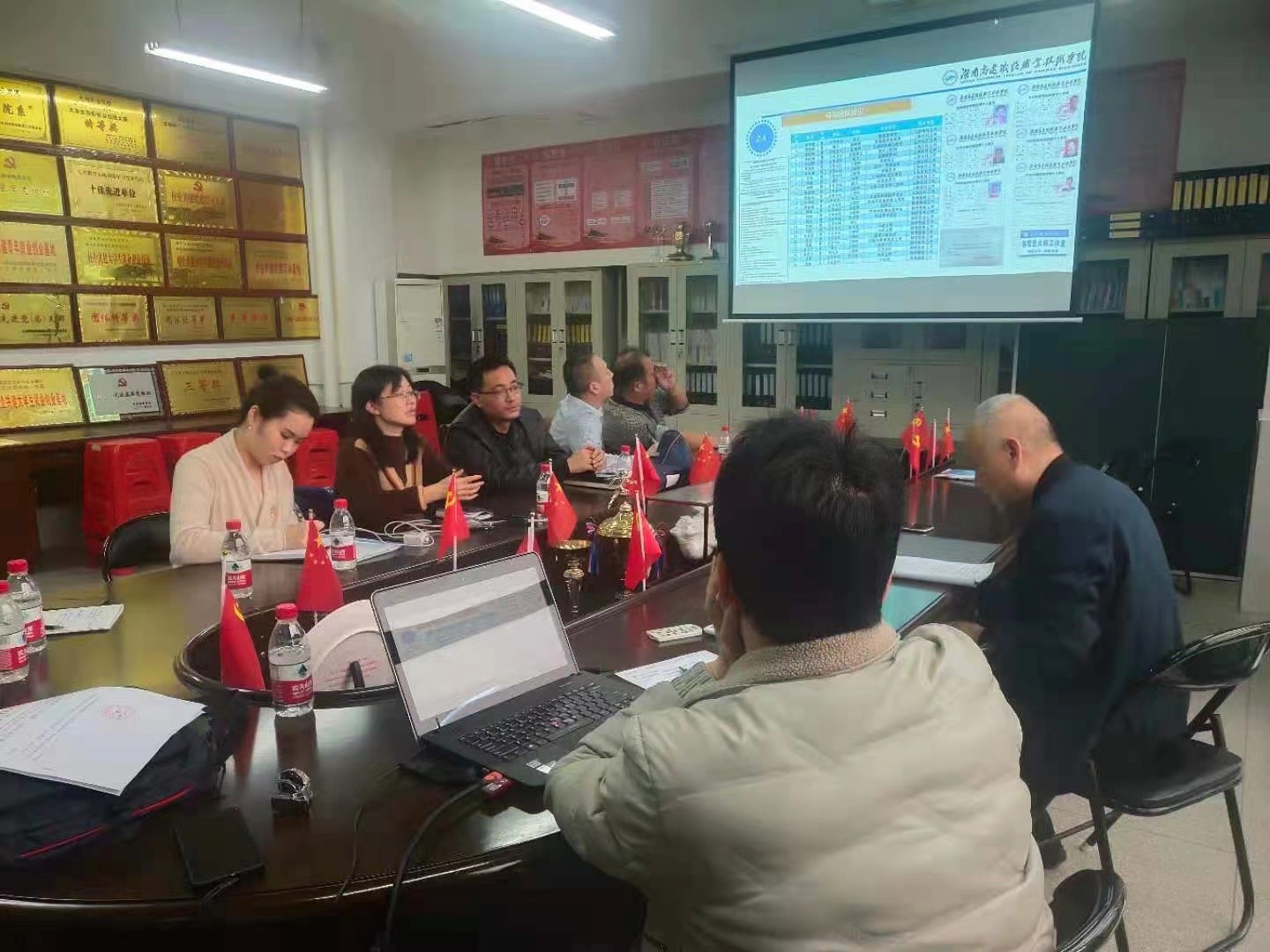 1642343046125687.jpg 老师们正在对资源库进行讨论.jpg